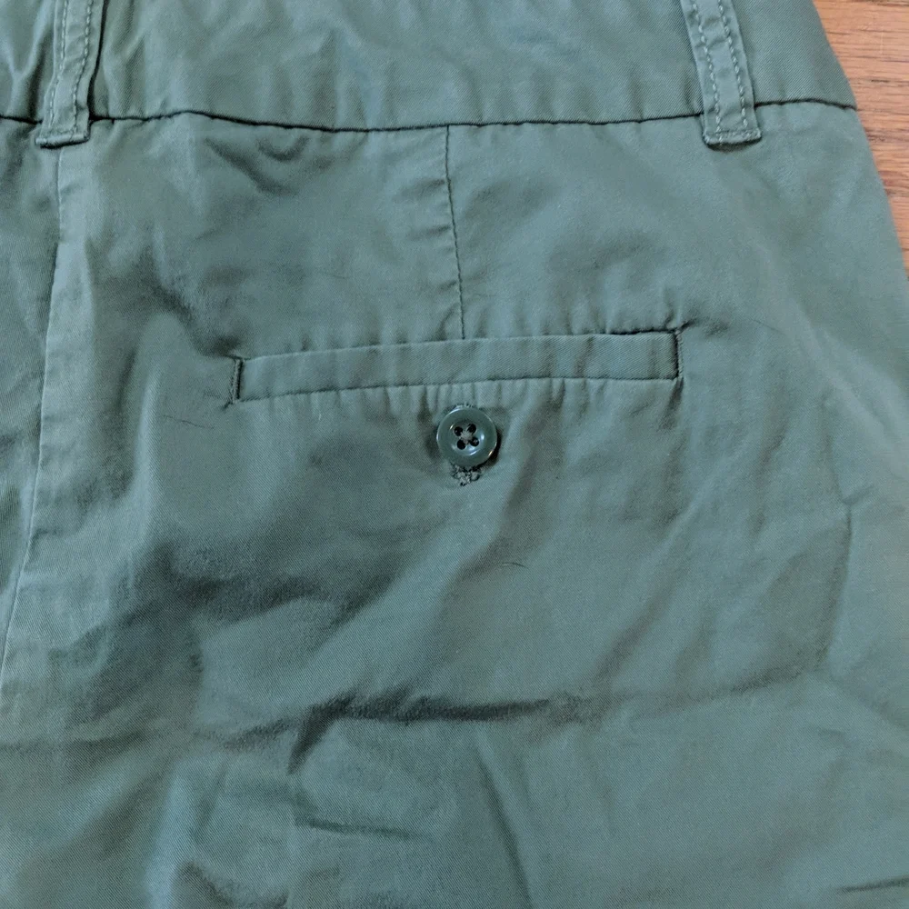 $5 w/bundle J.Crew Green Bermuda Shorts Sz 4